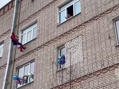 Спасатели МЧС России устроили новогодний сюрприз для маленьких жителей страны, которые не смогут посетить праздничные ме