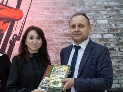 Библиотеки и музей Донецка получили экземпляры книги о женщинах, возрождавших шахты Донбасса