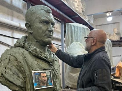 Известный российский скульптор завершает работу над бюстом Александра Захарченко