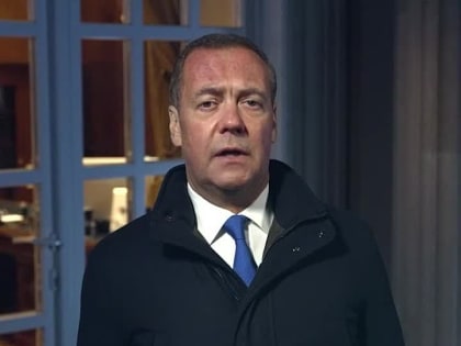 Дмитрий Медведев поздравил россиян с Новым 2024 годом!