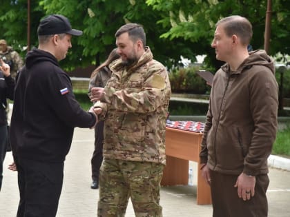 Андрей Турчак и Денис Пушилин поздравили личный состав подразделения БАРС «Каскад» с Днем Республики 