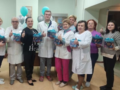 Новогодние подарки для детей сотрудников вручили в стоматологии Донецка