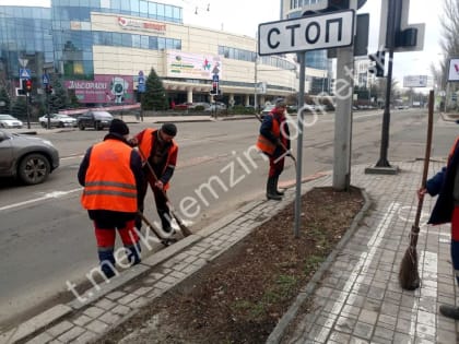 Алексей Кулемзин: Сегодня работники "Дорожного ремонтно-строительного управления" выполняли ручную уборку доро