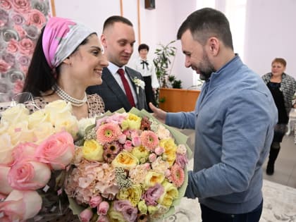 Денис Пушилин ознакомился с работой Единого государственного реестра ЗАГС в одном из донецких отделений