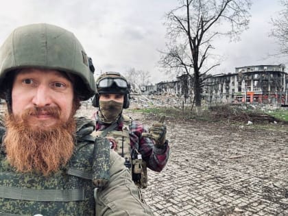 Центр Артёмовска наш. Артёмовск юридически наш. Артёмовск неминуемо будет полностью наш. За спиной разваленное здание го