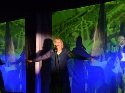 Донецкие артисты в селе близ Саур-Могилы представили авторскую постановку о судьбе женщины на войне