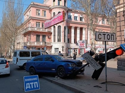 Снесли светофор и дорожный знак: На центральной улице Донецка столкнулись две легковушки