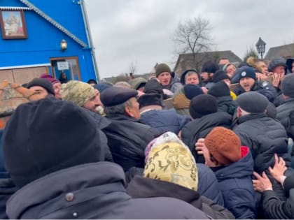 В Волынской области раскольники силой пытаются забрать храм у верующих