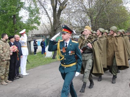 Сергей Кириенко и Денис Пушилин поздравили ветерана Великой Отечественной войны Григория Верланова с наступающим Днем По