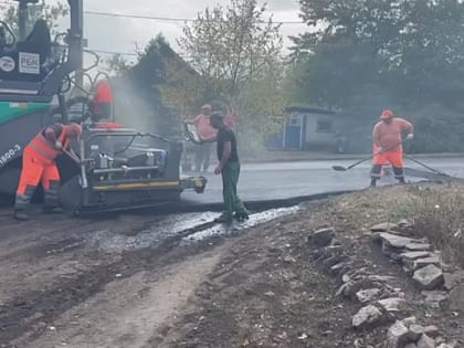 На центральной улице с. Золотаревка завершили укладку асфальта