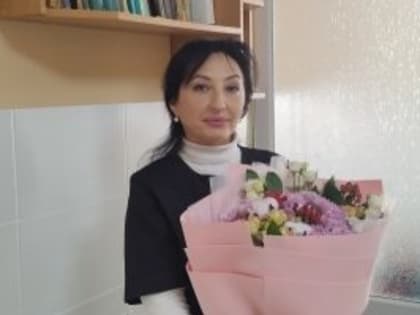 Представители Минфина ДНР поздравили фельдшера с наступающим профессиональным праздником