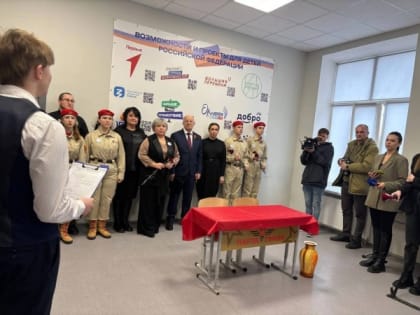 В Мариуполе и Санкт-Петербурге открыли «Парты Героя»