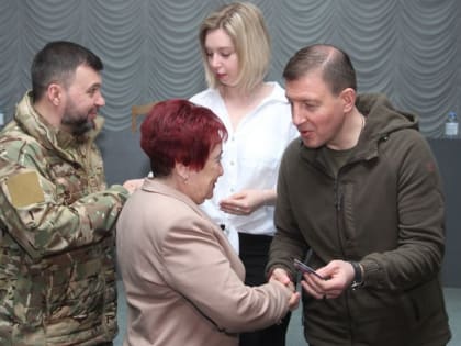 Андрей Турчак и Денис Пушилин вручили партийные билеты «Единой России»