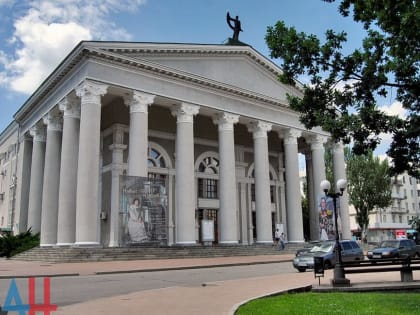 Донецкая муздрама начала большой концертный тур ко Дню Победы