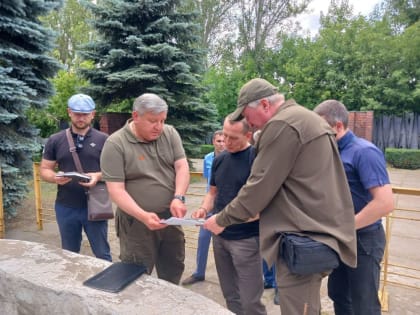 Министр строительства и ЖКХ ДНР Николай Циганов посетил ряд памятных объектов Республики