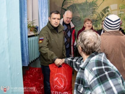 Заместитель Председателя Народного Совета ДНР Николай Сытов и депутаты от фракции КПРФ посетили пункт временного размеще