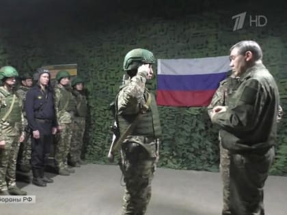 Валерий Герасимов вручил награды бойцам, отличившимся при освобождении Марьинки