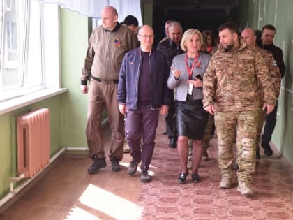 Сергей Кириенко и Денис Пушилин ознакомились с фронтом предстоящих работ в Шахтерской гимназии