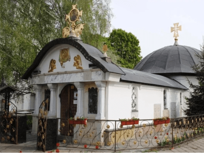 Полиция и военные под покровом ночи снесли Владимиро-Ольгинскую часовню Десятинного монастыря в Киеве — обломки святыни силовики вывозили на самосвалах