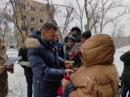Денис Пушилин вручил жителям Авдеевки ключи от квартир в восстановленном многоквартирном доме