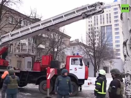 Под завалами дома в Донецке, куда было прямое попадание снаряда ВСУ, могут находиться мужчина, его супруга и брат