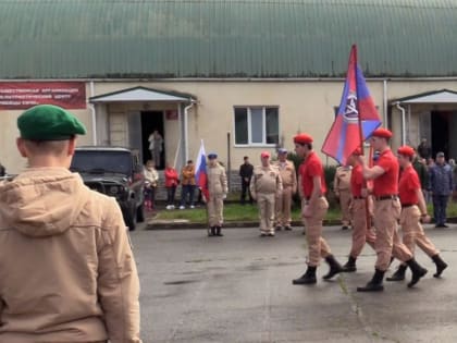 Представители ОБТФ ДНР «Каскад» вручили флаг своего подразделения юнармейцам