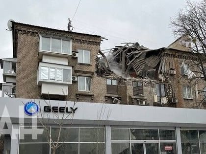 В Донецке в результате обстрела обстрела частично обрушилась кровля и плиты перекрытия в пятиэтажке