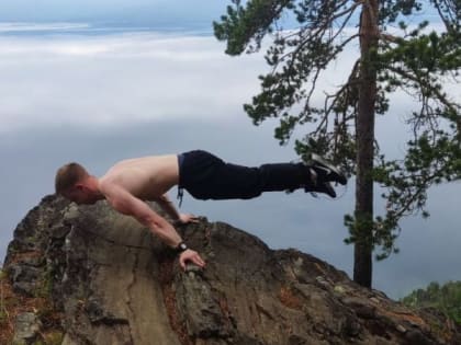 Ко Дню России кандидат в Мастера спорта России по спортивной гимнастике Ханин Вадим установил на Байкале рекорд держания