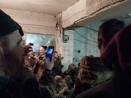 Еду из Ростова-на-Дону.  Пять дней работали в ДНР по пунктам временной дислокации, короче, читали бойцам стихи, пели пес