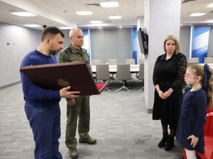 Денис Пушилин передал Золотую Звезду Героя России дочери погибшего Александра Чижова