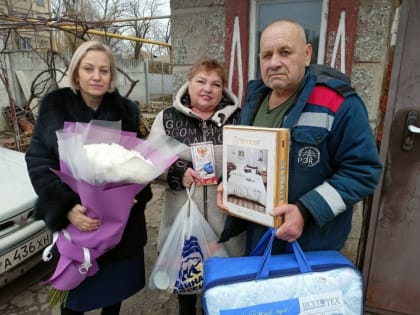 Наталья Бегуненко: В преддверии Нового 2024 года в гости к ветеранам Великой Отечественной Войны с поздравительным визит