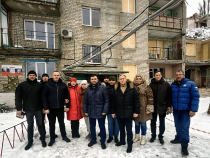 Денис Пушилин и Руслан Кухарук пообщались с жителями одного из многоквартирных домов в Авдеевке, который восстанавливает Югра