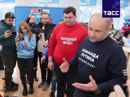 Спикер Народного совета ДНР Артем Жога посетил региональный избирательный штаб Владимира Путина в Донецке