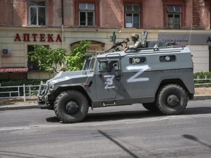 Шойгу: армия РФ помогает наладить мирную жизнь в освобожденных районах ЛНР, ДНР, Украины