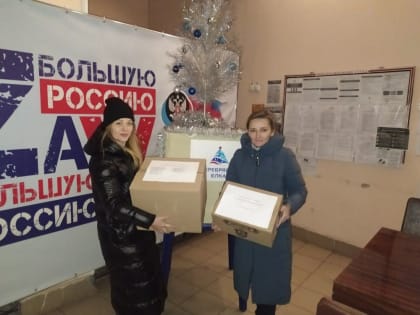 Серебряная ёлка. 27 декабря 2023 глава администрации Кировского района Юрий Будрин и депутат Донецкого городского совета