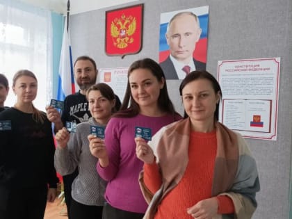 Вручение партийных билетов Всероссийской Политической Партии "ЕДИНАЯ РОССИЯ" в Ленинском районе г. Донецка про