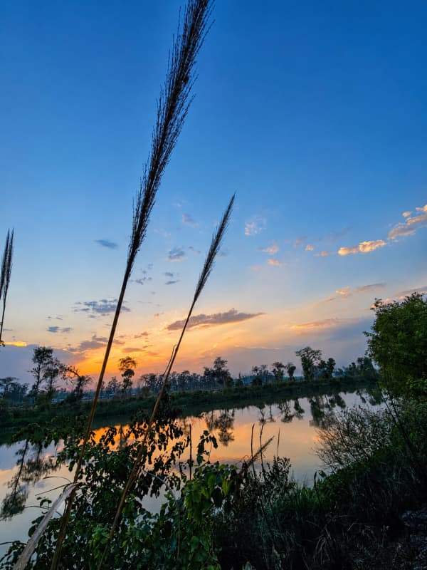 Golden Dusk Over the Silent Lake | Ultra HD Wallpaper