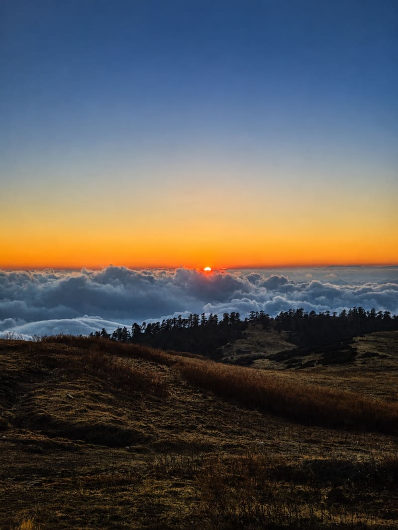Sunrise Above the Sea of Clouds | Premium 4K Nature Wallpaper