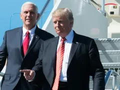Трамп официально вступил в должность президента США