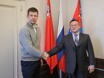 В Балашихе состоялась встреча секретаря местного отделения партии "Единая Россия" Сергея Юрова с представителем из китайского города Гуанчжоу, Цзян Чжентаем, чтобы обсуди