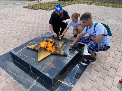 Молодогвардейцы возложили венок к Вечному огню в Куровском