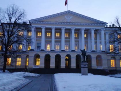 Делегация ЦК КПРФ возложила цветы к памятнику В.И. Ленину у здания Смольного