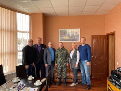 Члены Общественной палаты городского округа Лотошино Александр Сырбов и Наталья Орлова организовали встречу с Алексеем Маглели, призванным в Вооруженные силы в рамках частичной моб