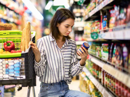 Диетолог Круглова раскрыла, какие продукты можно есть после конца срока годности