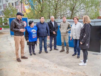 Депутаты Мособлдумы Дмитрий Голубков и Лариса Лазутина проверили ход строительства детского сада в Новой Трехгорке