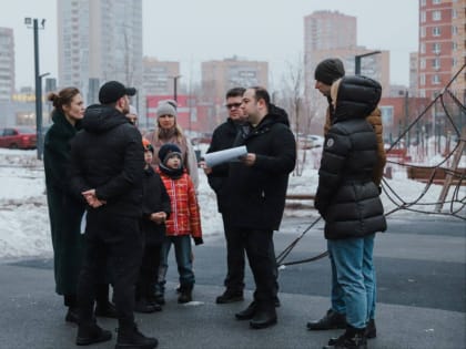 Дмитрий Волошин обсудил с жителями обустройство новой детской площадки