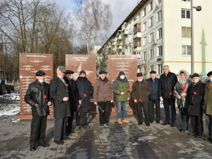 Ефимов поздравил ветеранов микрорайона Заря с Днем ракетных войск и артиллерии