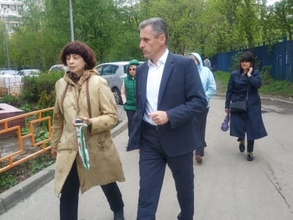 Член местного политического Совета Сергей Иванов провел проверку выполненных работ по благоустройству территории вместе с жителями города
