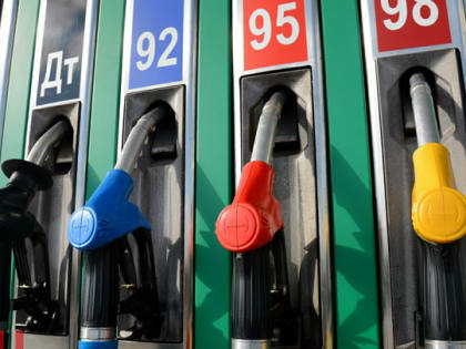 Цены на бензин в России упали до двухлетнего минимума