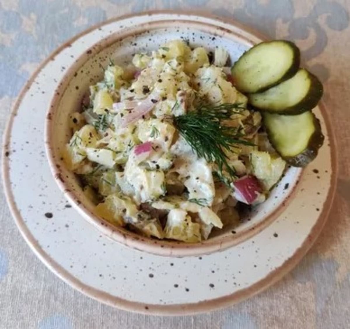 Копчёная рыба с картошкой и солёными огурцами